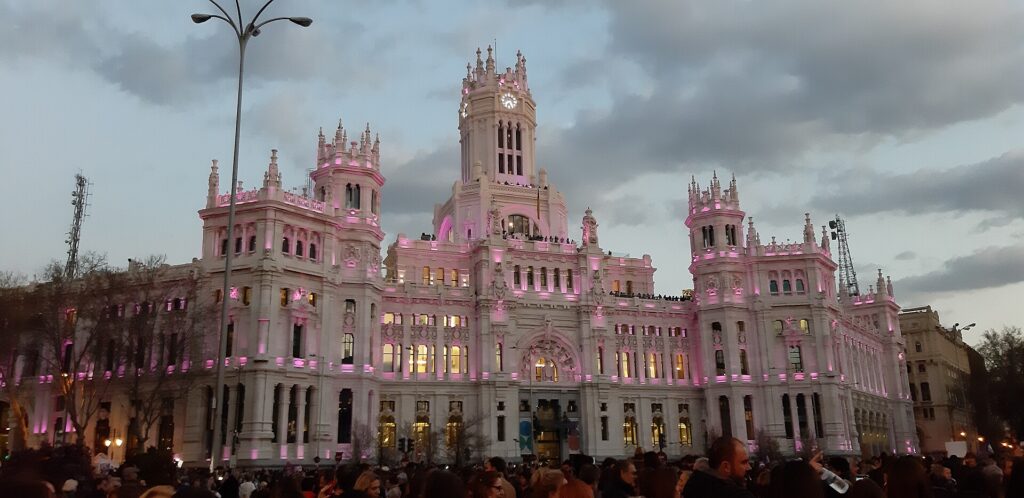 Manifestación del 8 de marzo de 2019 frente al Palacio de Cibeles de Madrid, iluminado en morado