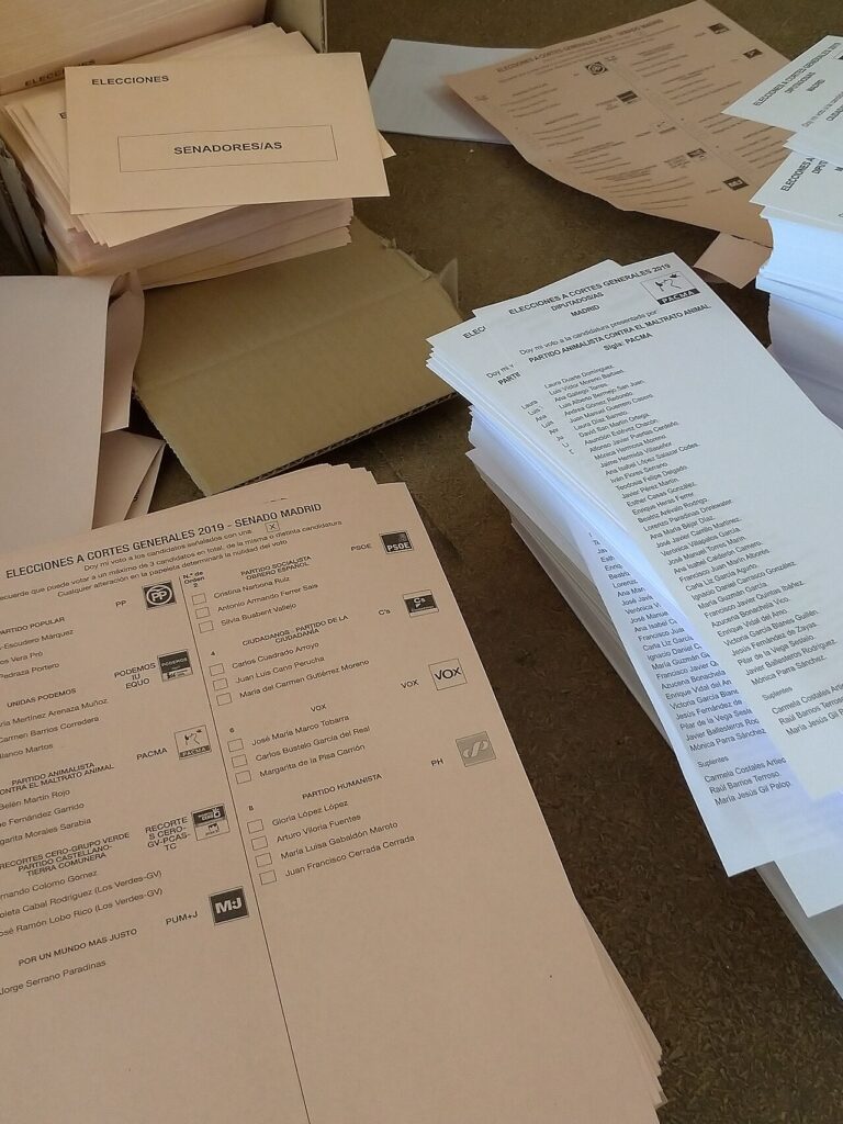 Papeletas para el Congreso y el Senado sobre una mesa electoral