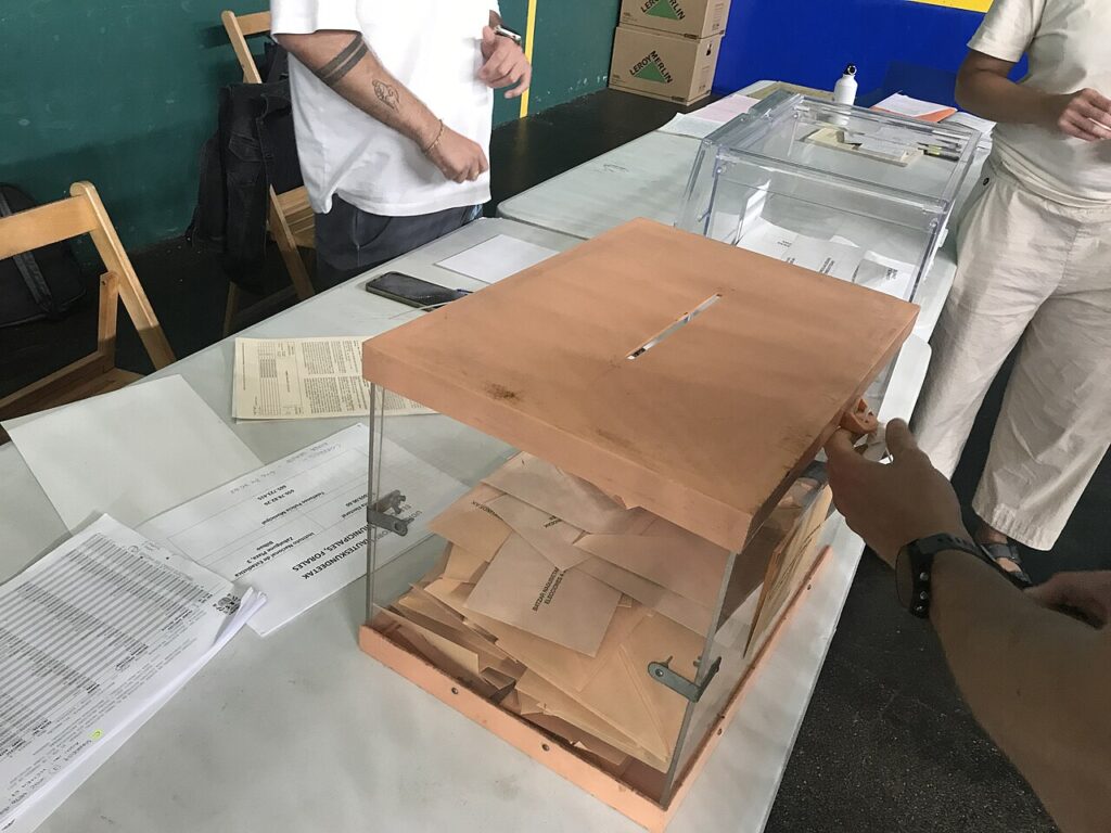 Urna electoral con sobres de votación en un colegio electoral español